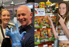 笑容比糖甜!手工糖果店正妹女兒挑戰父親快手爆紅 全糖笑容融化網友心-德州扑克迷