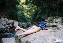 融入大自然!短髮正妹「KITO朵朵」野溪戲水「比基尼俏臀」好撩人!-德州扑克迷