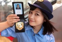 「千年一遇美少女」橋本環奈，穿上警察制服逆天童顏甜死人，「無死角」美顏讓人戀愛！-德州扑克迷