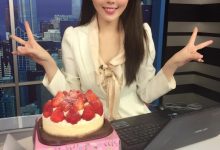 超美E奶「財經主播」!大方露出E奶好身材,讓人不忍直視阿….-德州扑克迷