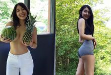 西瓜還是鳳梨？豐臀正妹秀「猖狂車頭燈」　手捧香甜「水果奶奶」誘惑！-德州扑克迷