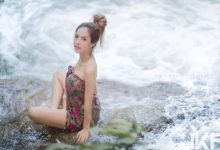 河邊驚見巨乳妹！只圍一條毛巾就在河邊戲水，四下無人直接脫了！-德州扑克迷