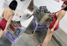 台中好市多驚見「半裸短髮正妹」！美背側乳大溢出，轉到正面居然沒穿bra！-德州扑克迷