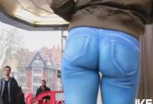 正妹彩繪「超緊繃」褲逛大街,路人被騙只有賓士男開窗看翻了-德州扑克迷