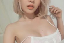 忍不住想衝動！妹子衣服不愛好好穿，不是這邊露就是那邊掉，一定要好好教訓她啊！-德州扑克迷