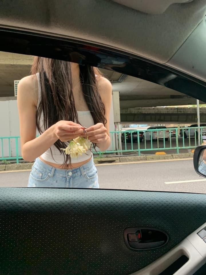 萬人求門！Line瘋傳「玉蘭花辣妹」畫面引熱議！白皙美腿視角超迷人