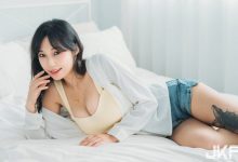巨乳女友「安然」在家撒嬌求抱抱，低胸背心和熱褲露「窈窕曲線」！-德州扑克迷