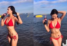 正妹沙灘曬乳「前後都有看頭」！紅色比基尼「各種撩人姿勢」超難移開視線！-德州扑克迷