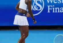 迈博体育 可可·高夫正在调整发球-德州扑克迷