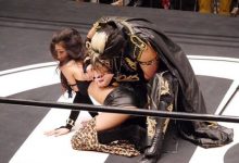 差點全都露　摔角場上女模あべみほ(abemiho)胸罩意外脫鉤-德州扑克迷