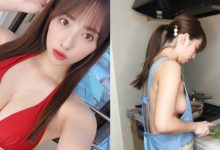 瘋狂走光!22 歲虎牙妹挑戰「裸體圍裙」下廚…渾圓「F 杯」側乳也露好露滿-德州扑克迷