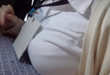 好胸！壞脾氣正妹「乳壓鍵盤」放好放滿，看得我都要喘不過氣了….-德州扑克迷