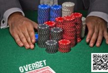 【EV扑克】对手超池下注,你就不会打了?来看3个牌例-德州扑克迷