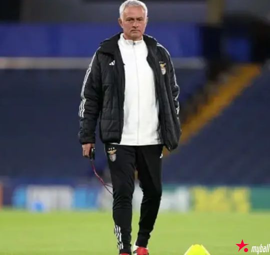 迈博体育 穆帅拥抱切尔西员工，切尔西5400万英镑7号力挺穆