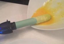 拿出好燙的棒棒插進蛋汁中轉轉..這是什麼惡搞煎蛋法？-德州扑克迷