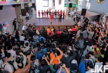 巨乳辣模辛尤里「害羞磨蹭」讓台下粉絲受不了！-德州扑克迷