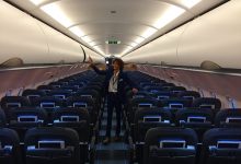 爽呆了!坐飛機環遊世界,一手喝香檳一手摟空姐還能月領220K!-德州扑克迷