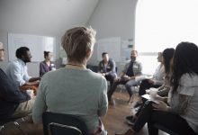 戒赌者应如何面对社会压力?-德州扑克迷