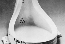 一名男子實驗將自己的眼鏡放在美術館地板 結果真的被當作藝術作品圍觀…-德州扑克迷