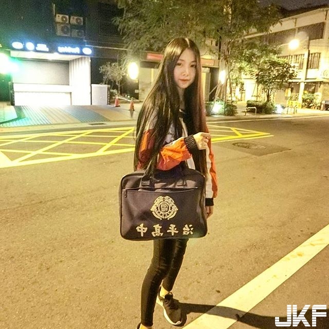 清純學生妹！「治平高中」長髮學生妹烏黑大眼還有細長腿，穿上學生制服學長會受不了！