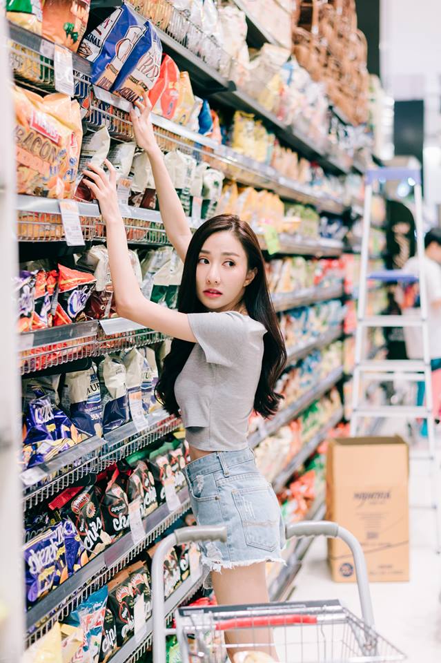 忍不住在賣場發展SOD！捕獲賣場野生妹子，超空靈眼神加一件短熱褲，完全擄獲我心….