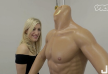 女性情趣商品新境界！記者親身試驗男版充氣娃娃……一腳跨上新男寵～騎乘式自己來超嗨-德州扑克迷