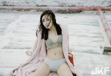 清秀可人的正妹「Hanna憨憨」天臺大膽秀苗條身材，貼身底褲「曲線好迷人」！-德州扑克迷