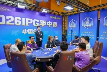 【EV扑克】2026IPG季中赛|主赛八人决赛桌阵容落定!孙骏伟635万记分牌继续强势领跑,冠军奖杯近在咫尺!-德州扑克迷