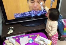 惡搞圖《小女孩擦電視機的眼淚》小女孩都快變職業擦手了-德州扑克迷
