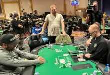 【EV扑克】WSOP主赛事“拖时间门”：为躺赚2万美金，他磨了整整17分钟-德州扑克迷