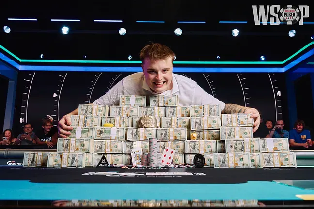 【EV扑克】16手牌速胜独揽1000万美金！22岁美国小将夺得2026年WSOP主赛冠军