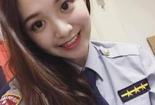 台南最正女警「桃桃」上胸大到把警察制服撐爆,超萌大眼還有深邃事業線:好想被盤查…-德州扑克迷