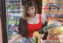 穿這樣買菜？「短髮正妹」超市展現飽滿好身材　網友：想「蔥動」了-德州扑克迷