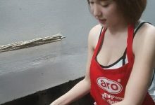 天菜！「小吃攤巨乳妹」穿著緊身小背心害客人覺得「好緊」，私下穿著更是大尺度！-德州扑克迷