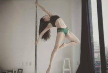 韓國妹表演慾一來,直接在路邊把路牌當鋼管用!「性感美腿」緊夾不放讓人想當路牌了-德州扑克迷