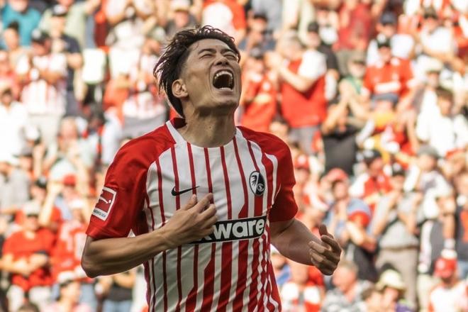 德甲:弗赖堡2-1绝杀沙尔克,舒斯特谈铃木唯人染红